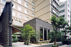 庭のホテル外観